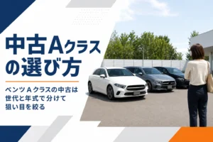 中古車展示場に並んだ年式の違うコンパクトなハッチバック3台