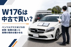 中古車展示場のコンパクトなハッチバックと整備記録簿